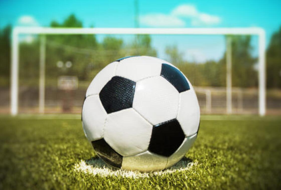 资深球迷实时关注比赛